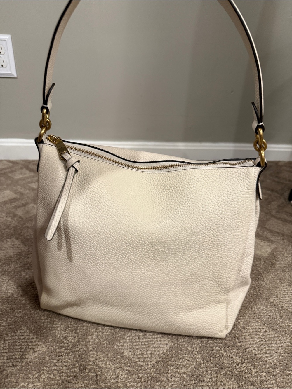 NWOT COACH Shay medium pebble leather off-white shoulder bag with gold hardware